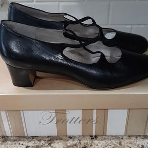 Trotters Jamie Crisscross Strapped Pump